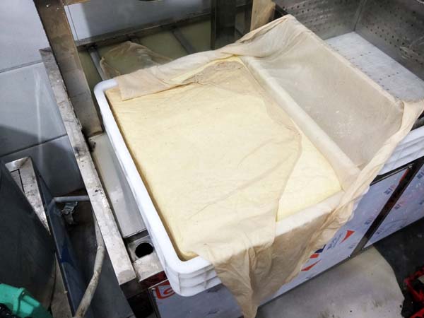 彭大順技術(shù)員現(xiàn)場(chǎng)指導(dǎo)郭先生做豆腐